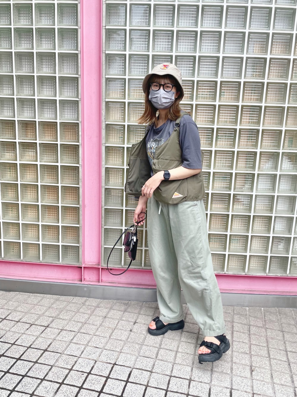 「夏コーデ、カジュアルコーデ、ミリタリー、ミリタリーベスト、フィッシングベスト、カーゴパンツ、ストリート、ストリートMIX、古着、古着女子、厚底サンダル、バケットハット、めがね、ootd、いいね、save、フォローお願いします🤑」｜「Samansa Mos2 blueのロックTシャツ（Tシャツ/カットソー、グレー系）」を使った、ponさん（レディース・163cm）の夏コーディネートの1枚目の写真