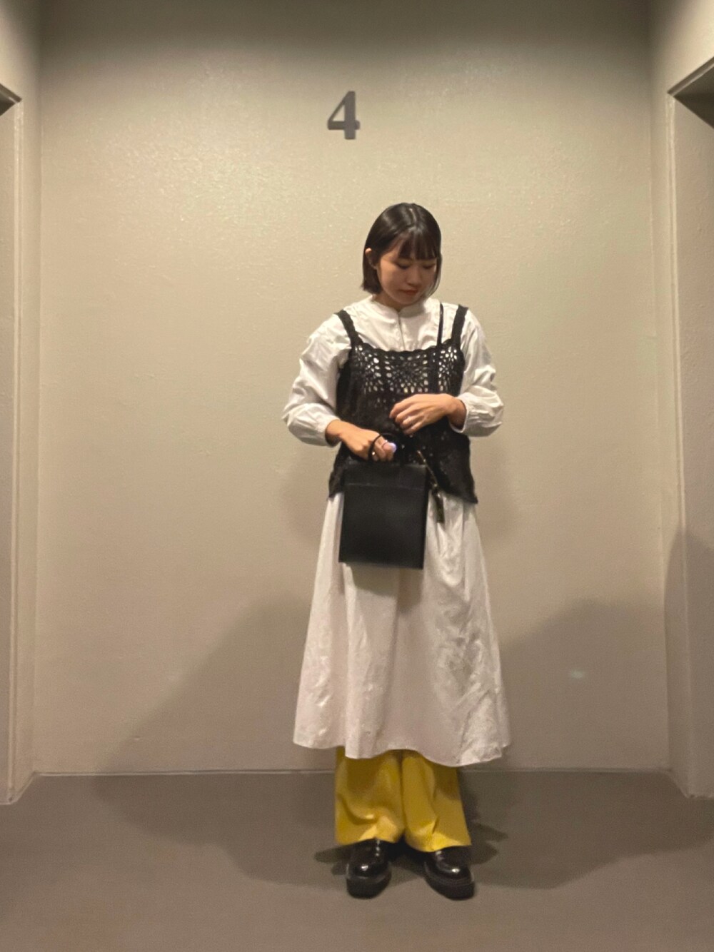 「イエロー、カラーパンツ、ローファー、黄色、ベスト、マスタード、プチプラ、イエロー×ブラック、イエローパンツ、かぎ針編みニット、かぎ編み」｜「DISCOATのセンタープレスカラーフレアパンツ（その他パンツ、イエロー系）」を使った、ponさん（レディース・163cm）の秋コーディネートの1枚目の写真