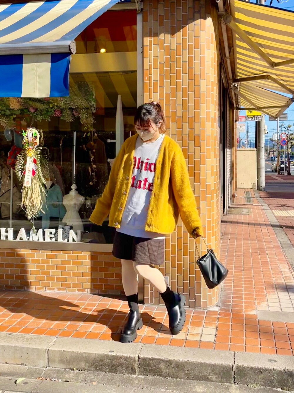 「カーディガン、カラーカーディガン、カラーコーデ、イエロー、マスタード、ロゴスウェット、スウェット、ハーフパンツ、ブーツ、厚底シューズ、ポニーテール、ストリートMIX、古着MIX、ゆるコーデ、カジュアル」｜「古着のアイテム（スウェット、グレー系）」を使った、ponさん（レディース・163cm）の冬コーディネートの1枚目の写真