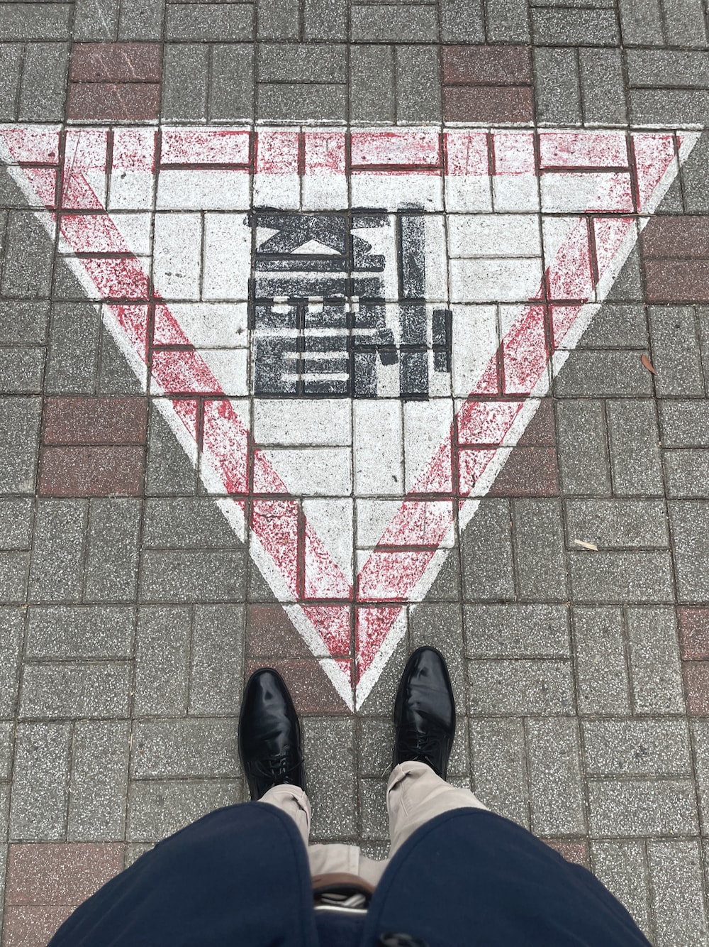 「UNIQLOのアイテム（チノパンツ、ベージュ系）」を使った、weizhixuanさん（メンズ・174cm）の冬コーディネートの1枚目の写真