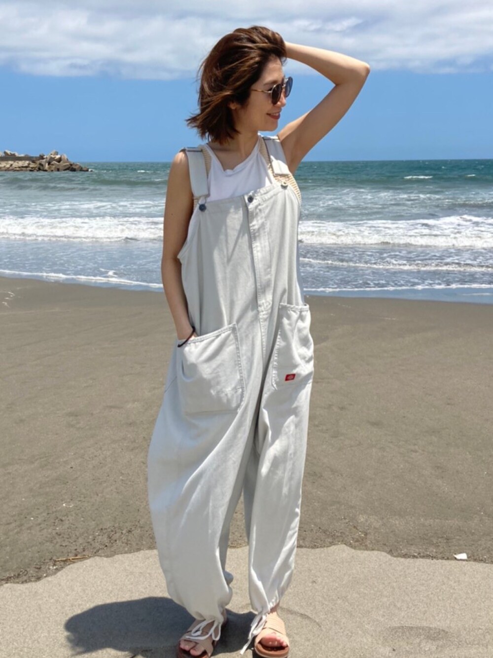 「シンプルコーデ、オーバーオール、ラクチンコーデ、ラフ、海、美容師、休日スタイル」｜「DickiesのDickies ディッキーズ 裾ドロストオーバーオール（サロペット/オーバーオール、グレー系）」を使った、まちょさん（レディース・156cm）の夏コーディネートの1枚目の写真