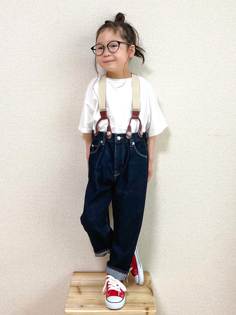 「休日スタイル、シンプルコーデ、デニム、春夏コーデ、サスペンダー、コンバース、男の子コーデ、めがね、白Tシャツ、スニーカーコーデ、FITH、fith社、カジュアルコーデ、キッズコーデ、ワンウォッシュデニム」｜「LOWRYS FARMのラウンドヘムTEE　888609（Tシャツ/カットソー、ホワイト系）」を使った、☺︎May☺︎さん（キッズ・100cm）の春コーディネートの1枚目の写真
