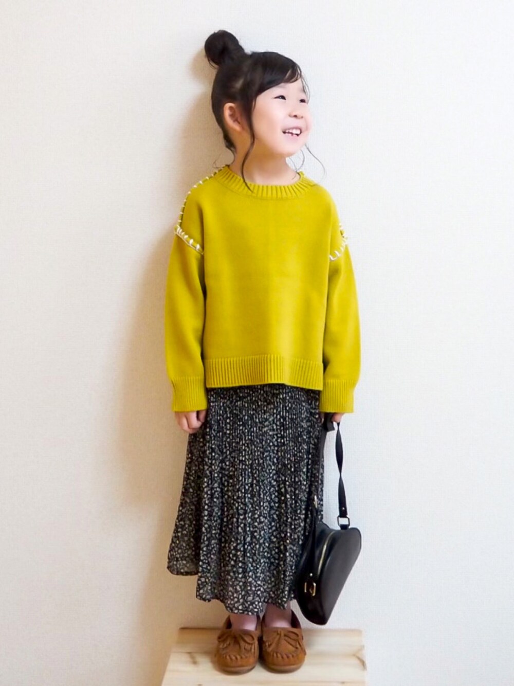 「ニット、ビッグシルエット、イエロー、LOWRYS FARM、休日スタイル、モカシン、キッズコーデ、プリーツスカート、シンプルコーデ、カジュアルコーデ、ゆるコーデ、PR、秋コーデ、秋カラー、lowrysfarmkids」｜「LOWRYS FARMの配色ステッチニットプルオーバー　955174（ニット/セーター、イエロー系）」を使った、☺︎May☺︎さん（キッズ・100cm）の秋コーディネートの1枚目の写真