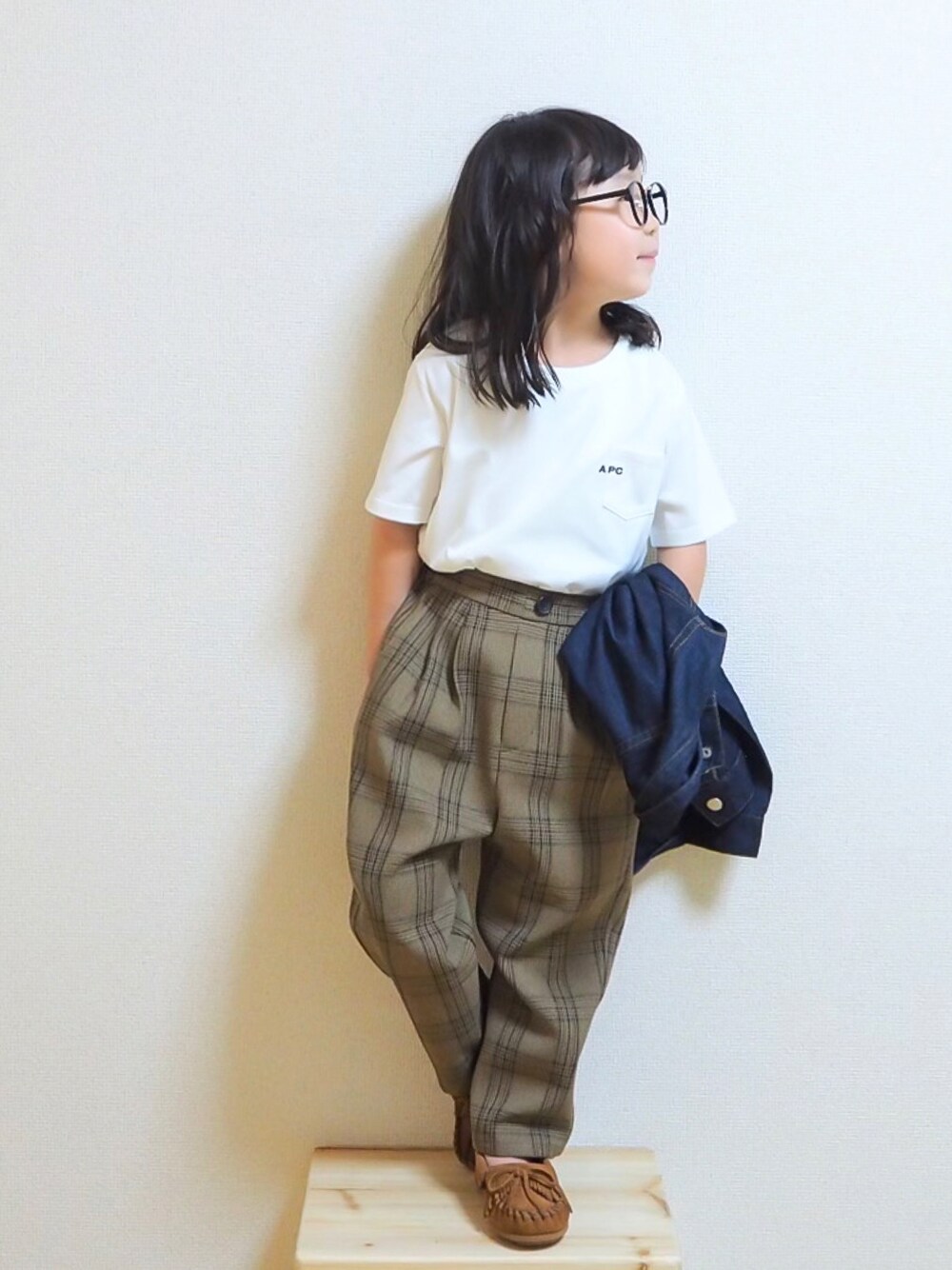 「lowrysfarmkids、PR、カジュアルコーデ、オトナカジュアル、きれいめカジュアル、秋服準備はじめました、秋コーデ、秋トレンド2021、プリントT、ロゴT、A.P.C.、チェック、チェッカーず2021、めがね、ブラウン」｜「A.P.C.のT-SHIRT POCKET_emb_ENFANT（Tシャツ/カットソー、ホワイト系）」を使った、☺︎May☺︎さん（キッズ・100cm）の秋コーディネートの1枚目の写真