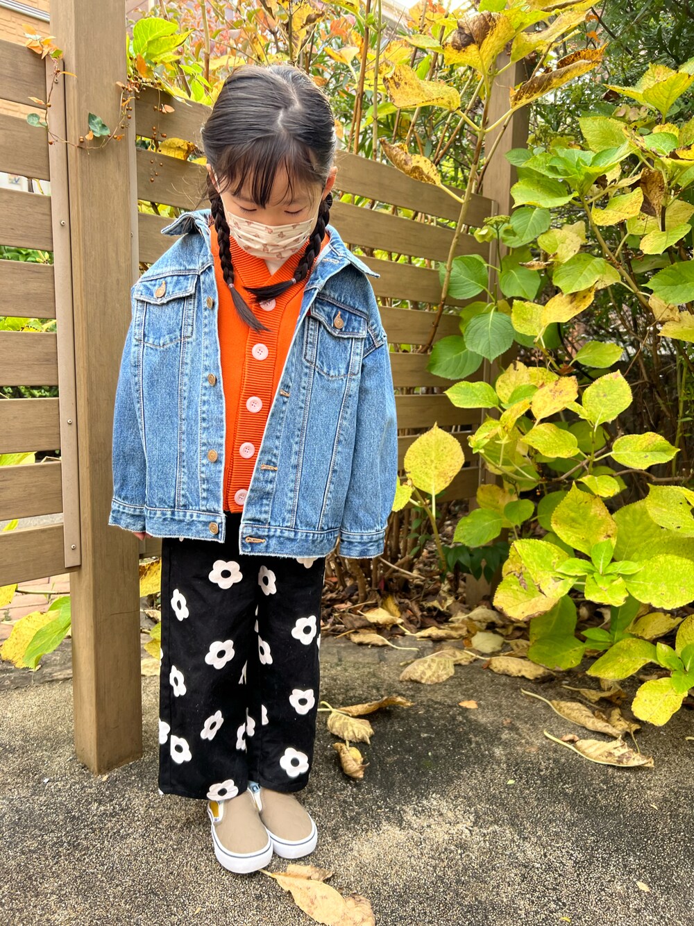 「休日コーデ、秋冬コーデ、レイヤードスタイル、LOWRYS FARM、lowrysfarmkids、PR、デニムジャケット、シェフパンツ、レトロ、スリッポン、カーディガン、カラーニット、オレンジ、キッズコーデ、カジュアルコーデ」｜「LOWRYS FARMのロゴジャガードカーディガン　166621（カーディガン/ボレロ、オレンジ系）」を使った、☺︎May☺︎さん（キッズ・110cm）の冬コーディネートの1枚目の写真