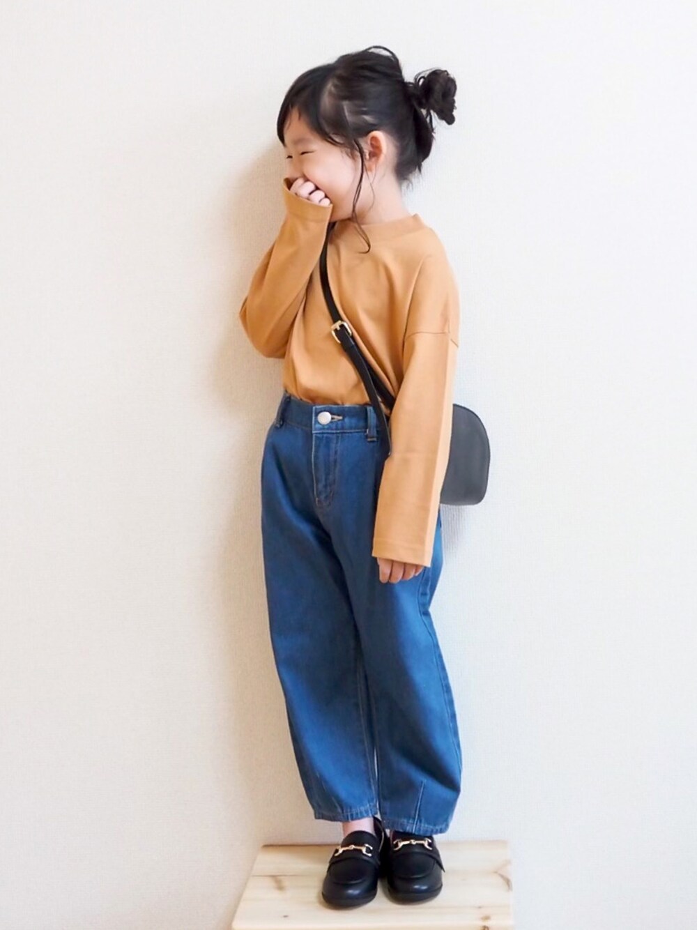 「ローファー、LOWRYS FARM、ロンT、オレンジ、デニムパンツ、プチプラ、タックイン、シンプルコーデ、ポシェット、カジュアルコーデ、PR、秋コーデ、モックネック、秋服準備はじめました、lowrysfarmkids」｜「LOWRYS FARMのモックネックロンＴ　216220（Tシャツ/カットソー、オレンジ系）」を使った、☺︎May☺︎さん（キッズ・100cm）の秋コーディネートの1枚目の写真