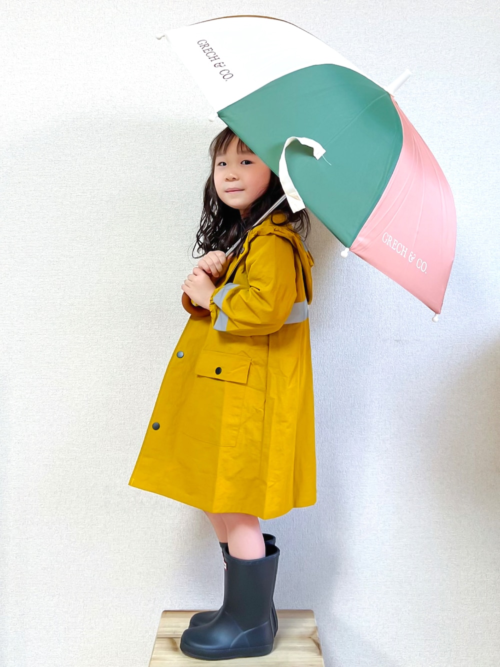 「雨の日コーデ、梅雨、レインブーツ、レインコート、LOWRYS FARM、lowrysfarmkids、HUNTER、アウトドアスタイル、ボーダー、デニムショートパンツ、カジュアルコーデ、梅雨コーデ、イエロー、通学コーデ、長靴」｜「LOWRYS FARMのレインコート　264775（レインコート/ポンチョ、イエロー系）」を使った、☺︎May☺︎さん（キッズ・100cm）の夏コーディネートの1枚目の写真