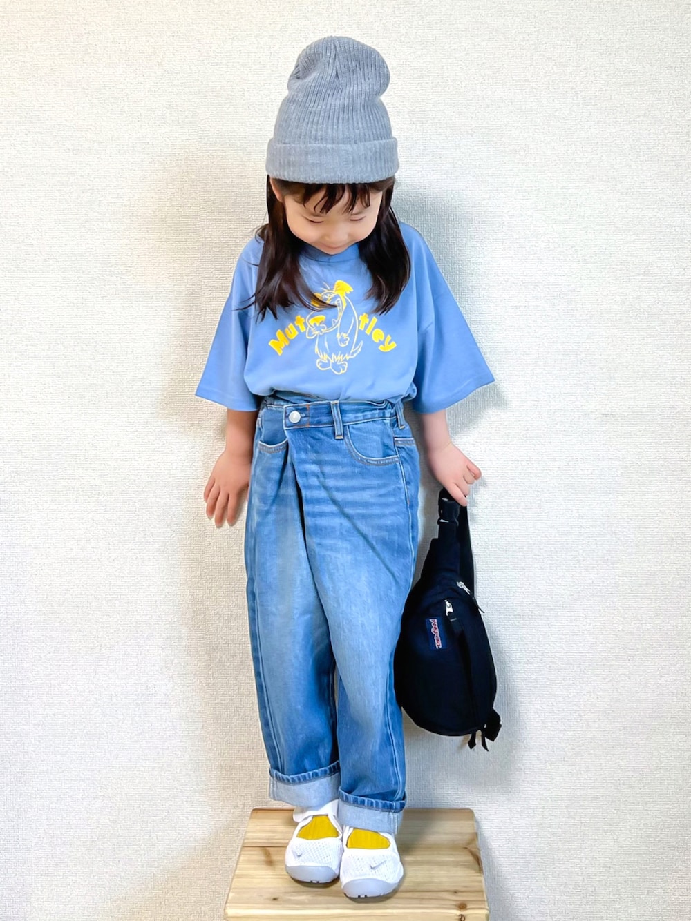 ブルー系のTシャツ/カットソー、ブルー系のその他パンツ、ホワイト系のスニーカーを着用したキッズの春コーディネートの1枚目の写真