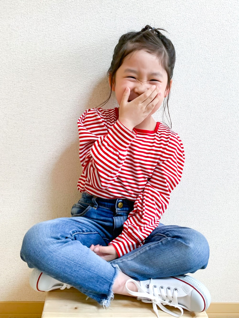 「春服みてみて、ボーダー、タックイン、デニム、プチプラ、コンバース、白スニーカー、Ungrid、フレイドヘムストスリ、lulpini、春アウター、デニムオンデニム、カジュアルコーデ、春コーデ、デニムジャケット」｜「lulpiniのkids　スクエアネックボーダーロングスリーブTシャツ（Tシャツ/カットソー、レッド系）」を使った、☺︎May☺︎さん（キッズ・100cm）の春コーディネートの1枚目の写真