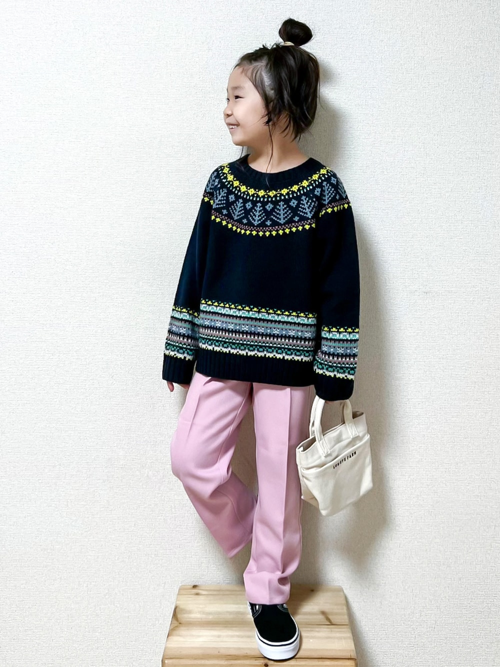 「BEAMS、beams mini、ビームス、ビームスミニ、カジュアルコーデ、キッズコーデ、キッズファッション、PR、ノルディック柄、ニット、カラーパンツ、スリッポン、冬コーデ、あったかコーデ、着回しコーデ」｜「BEAMS miniのBEAMS mini / ノルディック ニット プルオーバー（90～150cm）（ニット/セーター、ブルー系）」を使った、☺︎May☺︎さん（キッズ・110cm）の秋コーディネートの1枚目の写真