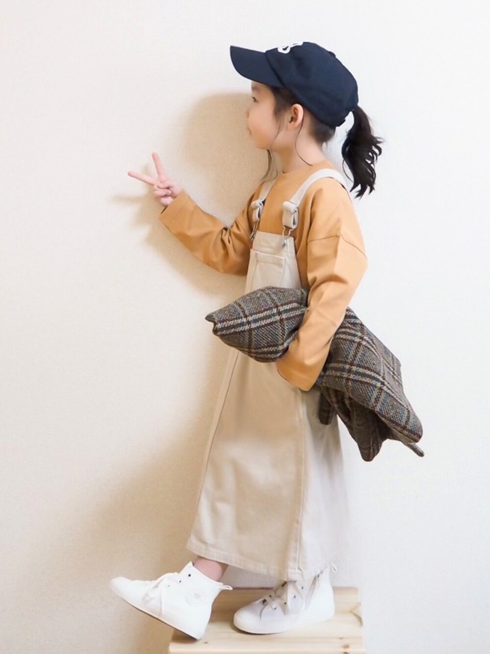 「チェック、スニーカー、ジャケット、キャップ、LOWRYS FARM、ロンT、オレンジ、白スニーカー、プチプラ、ハイカットスニーカー、カジュアルコーデ、PR、秋コーデ、lowrysfarmkids、ラブアンドピース2021」｜「LOWRYS FARMのツイルシシュウＣＡＰ　959856（キャップ、ブルー系）」を使った、☺︎May☺︎さん（キッズ・100cm）の秋コーディネートの1枚目の写真