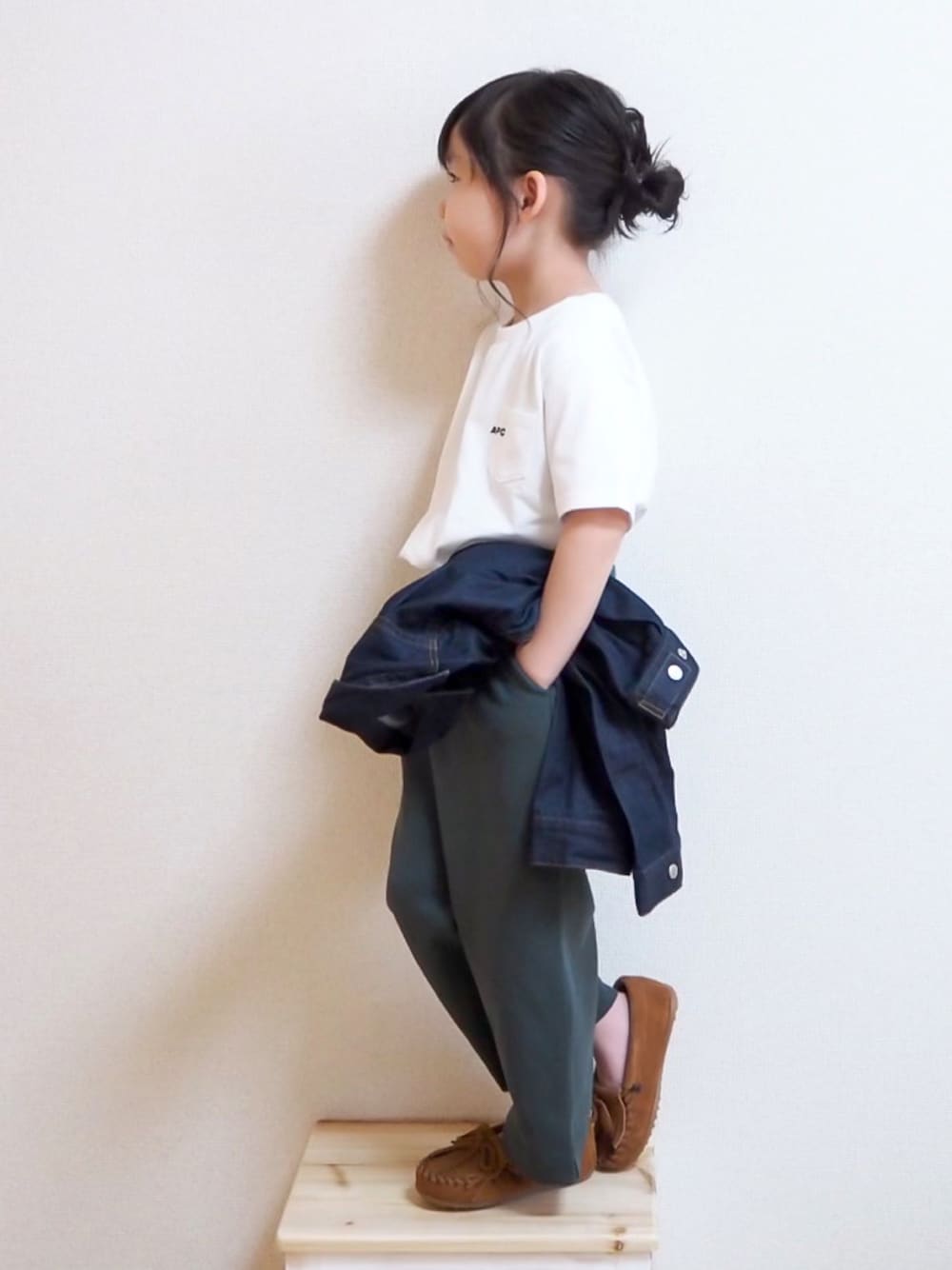 「スウェットパンツ、スウェット、グリーン、デニムジャケット、UNIQLO、A.P.C.、休日スタイル、モカシン、プチプラ、タックイン、カジュアルコーデ、白Tシャツ、UNIQLO U、秋服準備はじめました、秋トレンド2021」｜「A.P.C.のT-SHIRT POCKET_emb_ENFANT（Tシャツ/カットソー、ホワイト系）」を使った、☺︎May☺︎さん（キッズ・100cm）の秋コーディネートの1枚目の写真
