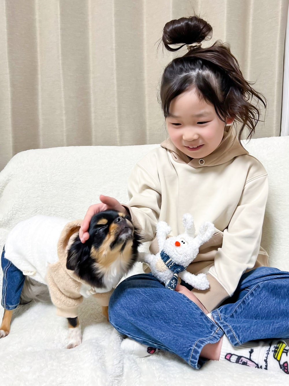 「リンクコーデ、おそろいコーデ、わんこ服、パーカー、淡色コーデ、シンプルコーデ、おうちファッション、犬服、犬と一緒、デニム、デニムパンツ、カジュアルコーデ、キッズコーデ、URBAN RESEARCH DOORS、モンシェリ」｜「URBAN RESEARCH DOORSの配色裏毛ビッグフーディ(KIDS)（スウェット、ベージュ系）」を使った、☺︎May☺︎さん（キッズ・110cm）の冬コーディネートの1枚目の写真