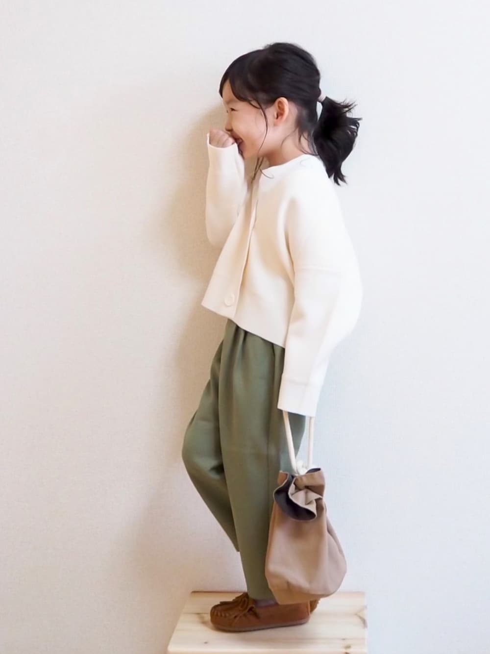 「カーディガン、カラーパンツ、LOWRYS FARM、UNIQLO、カーキ、タックパンツ、巾着バッグ、シンプルコーデ、カジュアルコーデ、秋コーデ、UNIQLO U、秋服準備はじめました、lowrysfarmkids、プチプラ、モカシン」｜「UNIQLOのアイテム（カーディガン/ボレロ、ホワイト系）」を使った、☺︎May☺︎さん（キッズ・100cm）の秋コーディネートの1枚目の写真