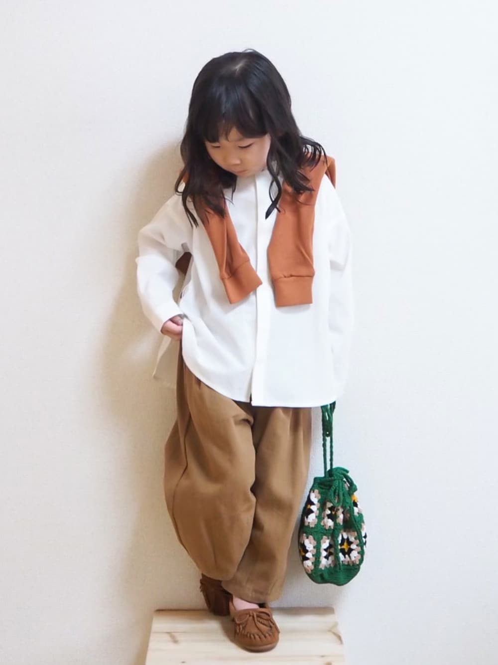 「ビッグシルエット、白シャツ、ベージュ、LOWRYS FARM、休日スタイル、モカシン、シンプルコーデ、シャツスタイル、カジュアルコーデ、ゆるコーデ、PR、秋コーデ、秋服準備はじめました、lowrysfarmkids、秋トレンド2021」｜「LOWRYS FARMのＵＳＡポケットプルオーバーＬＳ＊　214501（Tシャツ/カットソー、オレンジ系）」を使った、☺︎May☺︎さん（キッズ・100cm）の秋コーディネートの1枚目の写真
