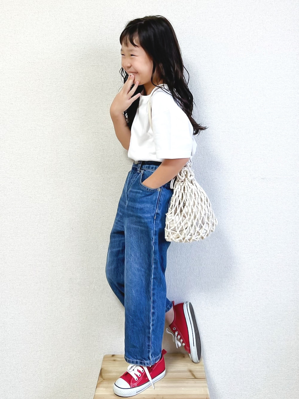 ホワイト系のTシャツ/カットソー、ブルー系のデニムパンツ、レッド系のスニーカーを着用したキッズの夏コーディネートの1枚目の写真