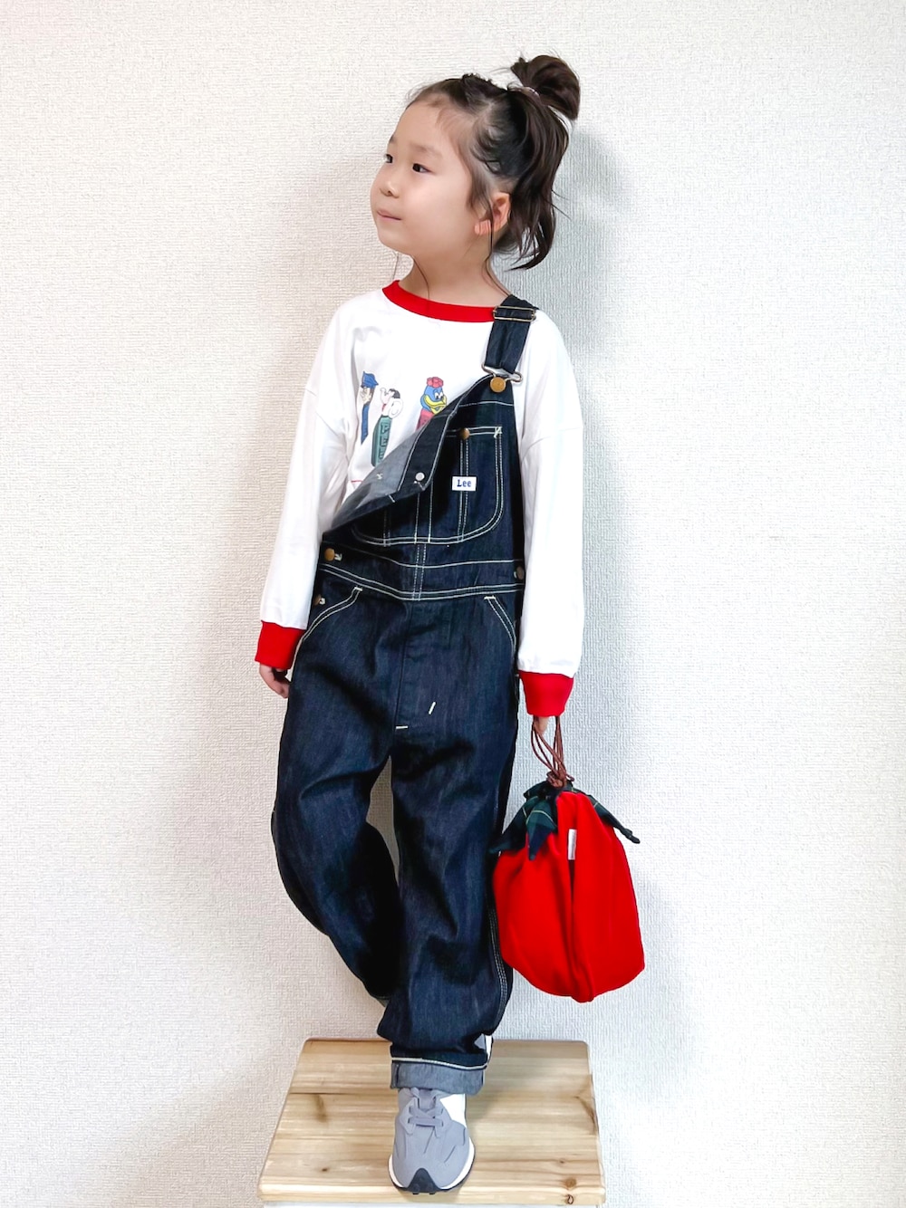 「キッズコーデ、秋コーデ、New Balance、巾着バッグ、リンガーTシャツ、オーバーオール、サロペット、デニム、LOWRYS FARM、lowrysfarmkids、PEZ、コラボTシャツ、ロンT、カジュアルコーデ、秋服準備はじめました」｜「LOWRYS FARMのＦＯＯＤキャラプリントＴシャツ　150779（Tシャツ/カットソー、ホワイト系）」を使った、☺︎May☺︎さん（キッズ・110cm）の秋コーディネートの1枚目の写真