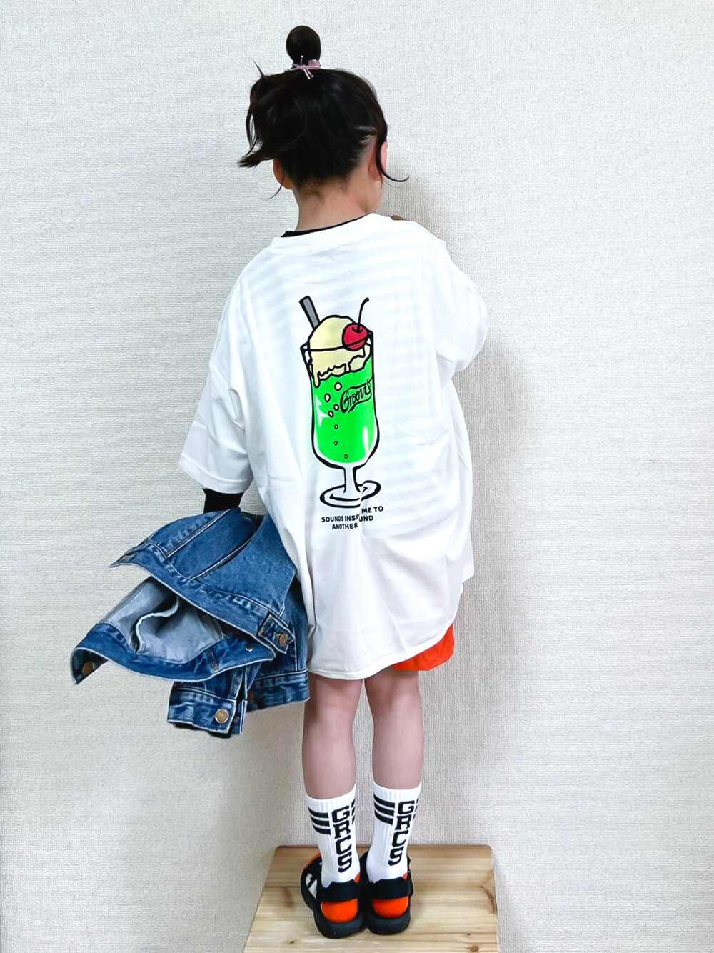 ホワイト系のTシャツ/カットソー、ブルー系のデニムジャケット、オレンジ系のその他パンツを着用したキッズの春コーディネートの1枚目の写真