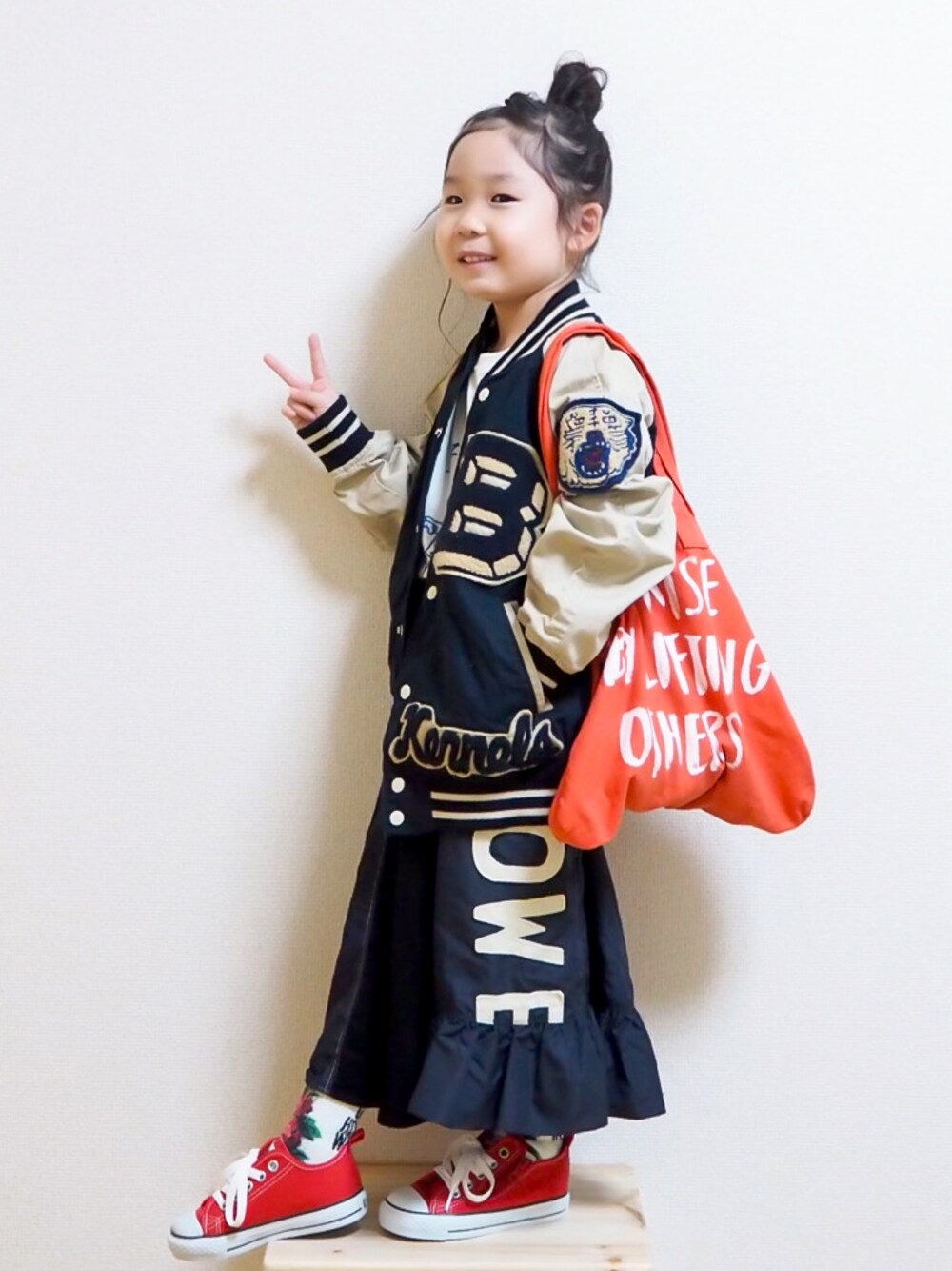 「コンバース、トートバッグ、スタジャン、アメカジ、ネイビー、ロングスカート、キッズコーデ、カジュアルコーデ、gotoHollywood、DENIM DUNGAREE、fith社、秋コーデ、秋服準備はじめました、ラブアンドピース2021、秋トレンド2021」｜「DENIM DUNGAREEのコンパクトチノ スタジアム ジャケット（その他アウター、ブルー系）」を使った、☺︎May☺︎さん（キッズ・100cm）の秋コーディネートの1枚目の写真