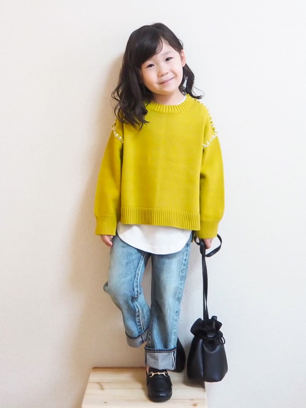 「ニット、イエロー、ローファー、LOWRYS FARM、レイヤードスタイル、休日スタイル、デニムパンツ、巾着バッグ、からし色、カジュアルコーデ、ローリーズファーム(LOWRYS FARM)、PR、秋コーデ、からしいろまつり2021、あずきいろまつり2021告知」｜「LOWRYS FARMの配色ステッチニットプルオーバー　955174（ニット/セーター、イエロー系）」を使った、☺︎May☺︎さん（キッズ・100cm）の秋コーディネートの1枚目の写真