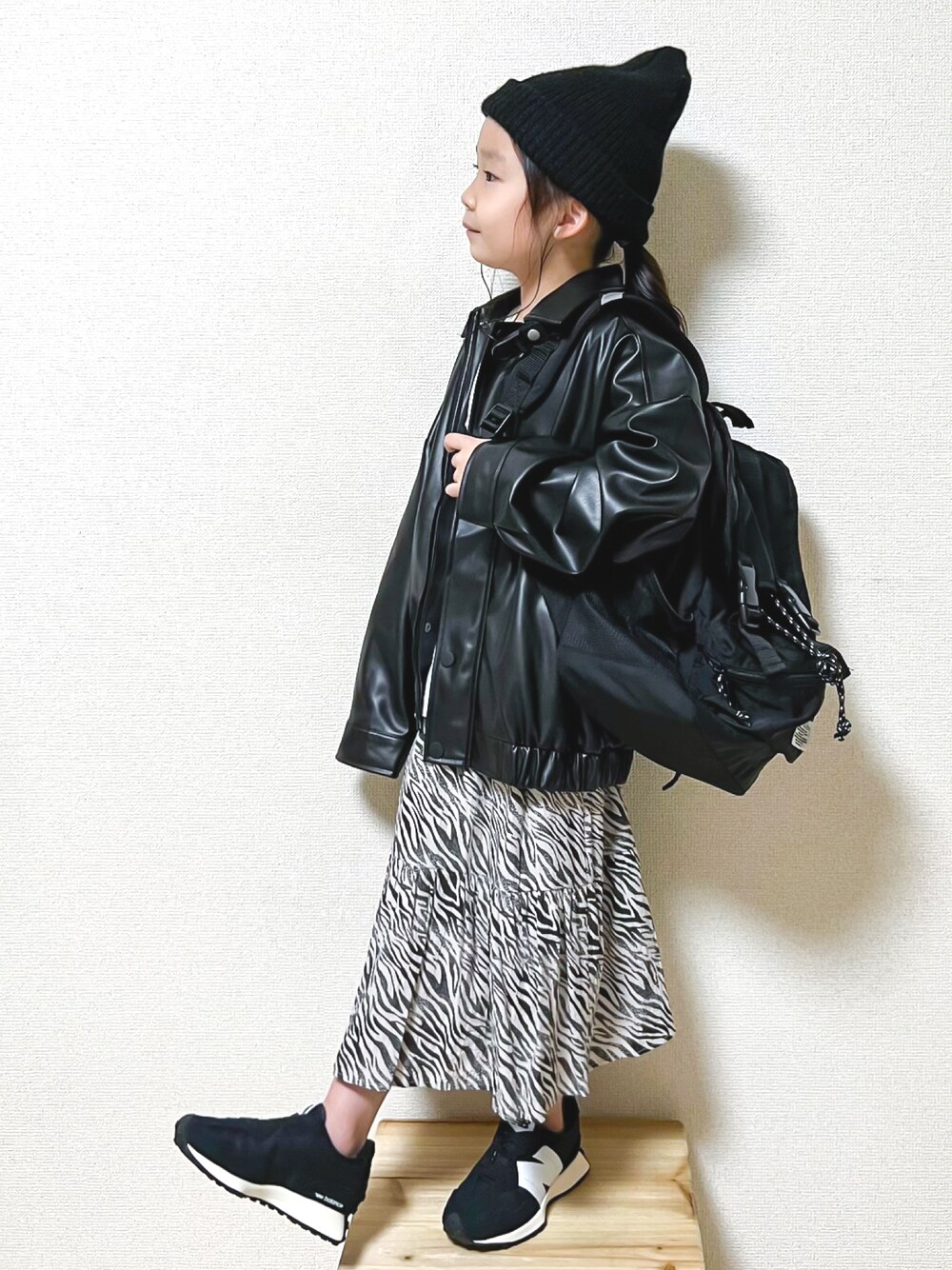 「秋服準備はじめました、休日スタイル、スカート、ライダース、レザー、レザージャケット、monmimi、モノトーン、秋コーデ、リュック、スニーカー、ジャケットスタイル、ビッグシルエット、カジュアル、韓国子供服」｜「COMECHATTO&CLOSETのARTEX WATCH CAP（ニットキャップ/ビーニー、ブラック系）」を使った、☺︎May☺︎さん（キッズ・110cm）の秋コーディネートの1枚目の写真