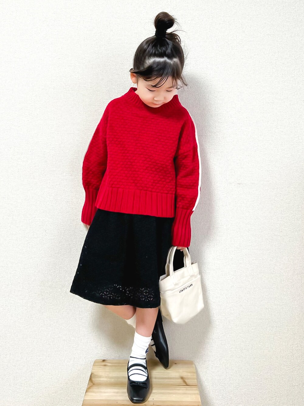 「キッズコーデ、バレエシューズ、ニット、冬コーデ、赤、レース、スカート、LOWRYS FARM、lowrysfarmkids、PR、おだんごヘアー、私の推しブランド、カジュアルコーデ、シンプルスタイル、カラー×コーデ」｜「LOWRYS FARMのポコポコプルオーバーニット　171891（ニット/セーター、レッド系）」を使った、☺︎May☺︎さん（キッズ・110cm）の冬コーディネートの1枚目の写真