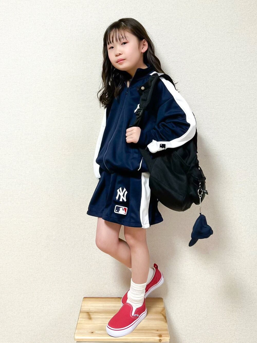 「lowrysfarmkids、ローリーズファーム(LOWRYS FARM)、LOWRYS FARM、スポーツミックス、セットアップ、スニーカー、スリッポン、休日スタイル、春コーデ、春服みてみて、MLB、ジャージ、シンプルコーデ、VANS、ヤンキース」｜「LOWRYS FARMのＭＬＢトラックジャージー　106013（ジャージ、ブルー系）」を使った、☺︎May☺︎さん（キッズ・120cm）の冬コーディネートの1枚目の写真