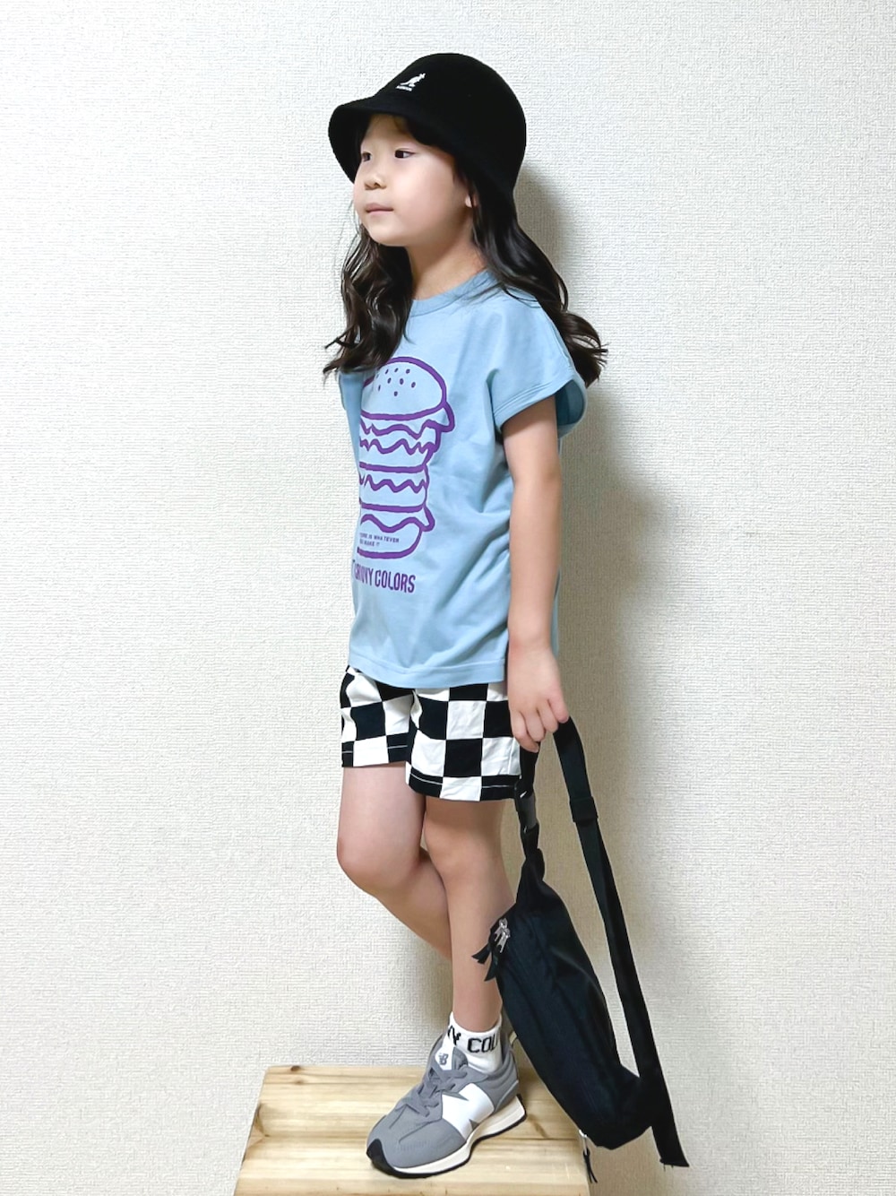 ブルー系のTシャツ/カットソー、その他のその他パンツ、グレー系のスニーカーを着用したキッズの夏コーディネートの1枚目の写真