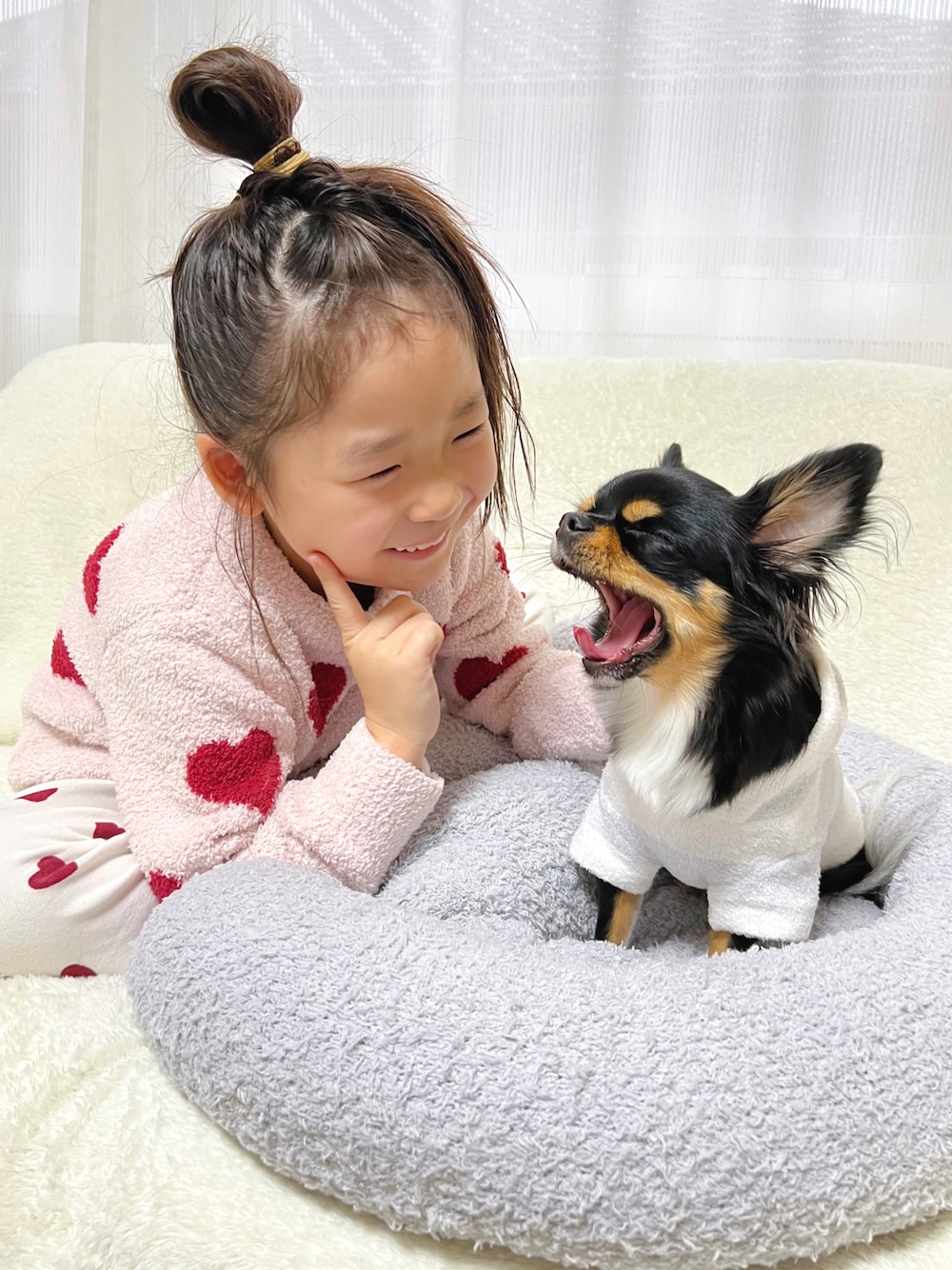 「休日コーデ、キッズコーデ、秋冬コーデ、ルームウェア、パジャマ、休日スタイル、ジェラピケ、gelato pique、ジェラート　ピケ(gelato pique)、ハート、ピンク、おうちファッション、おうちスタイル、わんこと一緒に、おうち時間」｜「gelato piqueの【KIDS】ハート柄ロングパンツ（ルームウェア/パジャマ、ホワイト系）」を使った、☺︎May☺︎さん（キッズ・110cm）の秋コーディネートの1枚目の写真