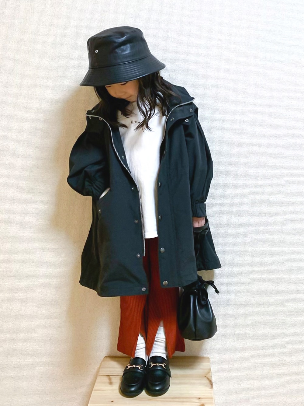 「リブパンツ、モッズコート、バケットハット、ローファー、ローファー×靴下、巾着バッグ、カジュアルコーデ、レイヤードスタイル、LOWRYS FARM、レザー、ロングコート、フレアパンツ、ボリューム袖、ビッグシルエット、ブラック」｜「CIAOPANIC TYPYの【KIDS】フェイクレザーバケットハット（ハット、ブラック系）」を使った、☺︎May☺︎さん（キッズ・100cm）の冬コーディネートの1枚目の写真
