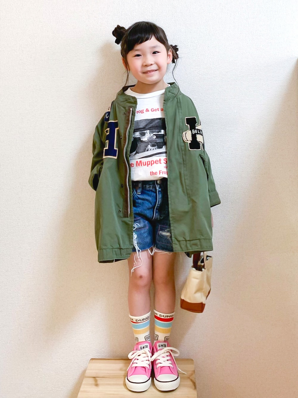 「春コーデ、春アウター、もちもちさくらもち2022、カーミット、DENIM DUNGAREE、gotoHollywood、fith社、ラインソックス、フォトT、カジュアルコーデ、ジャケット、コンバース、ピンク、ミリタリージャケット、デニム」｜「DENIM DUNGAREEの天竺 Kermit PHOTO Tシャツ（Tシャツ/カットソー、ホワイト系）」を使った、☺︎May☺︎さん（キッズ・100cm）の春コーディネートの1枚目の写真