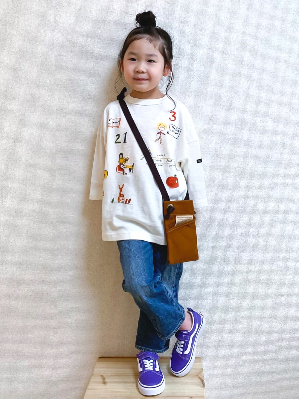 「カジュアルコーデ、オールドスクール、oldskool、VANS、スニーカーコーデ、デニムパンツ、gotoHollywood、DENIM DUNGAREE、パープル、fith社、ロンT、おだんごヘアー、シンプルコーデ、キッズコーデ、ショルダーバッグ」｜「DENIM DUNGAREEのDENIMDUNGAREE22SS 天竺ボーダープリントGRAFFITI Tシャツ（white,120cm）（Tシャツ/カットソー、ホワイト系）」を使った、☺︎May☺︎さん（キッズ・100cm）の冬コーディネートの1枚目の写真