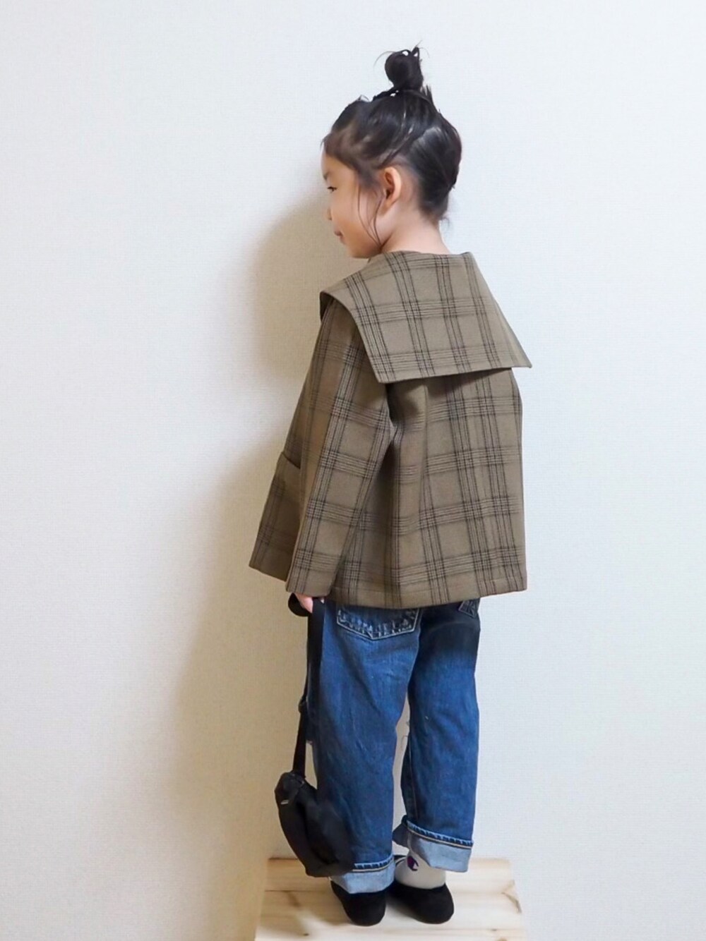 「LOWRYS FARM、lowrysfarmkids、アッシュコラボ、PR、休日スタイル、カジュアルコーデ、チェック、ジャケット、デニムパンツ、プリントT、バレエシューズ、ブラウン、秋トレンド2021、秋服準備はじめました、秋コーデ」｜「LOWRYS FARMのラナテックキノウセーラージャケット　949128（テーラードジャケット、ブラウン系）」を使った、☺︎May☺︎さん（キッズ・100cm）の秋コーディネートの1枚目の写真