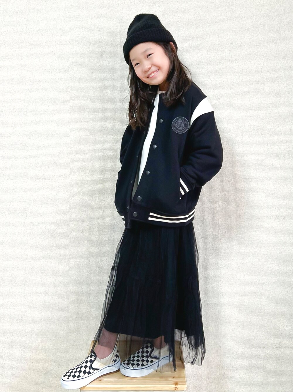 「モノトーン、プチプラ、チュールスカート、スタジャン、UNIQLO、ユニクロ、カジュアルコーデ、チェック、スリッポン、スニーカー、ニット帽、ロングスカート、スポーツミックス、休日スタイル、お出かけコーデ」｜「UNIQLOのアイテム（スタジャン、ブラック系）」を使った、☺︎May☺︎さん（キッズ・120cm）の冬コーディネートの1枚目の写真