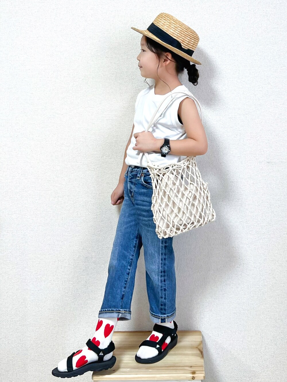 「キッズコーデ、夏コーデ、柄ソックス、スポーツサンダル、lowrysfarmkids、巾着バッグ、デニム、白Tシャツ、麦わら帽子、タックイン、カジュアルコーデ、gotoHollywood、teva、ノースリーブ、ハート」｜「URBAN RESEARCH DOORSのカンカン帽(KIDS)（ハット、ホワイト系）」を使った、☺︎May☺︎さん（キッズ・100cm）の夏コーディネートの1枚目の写真