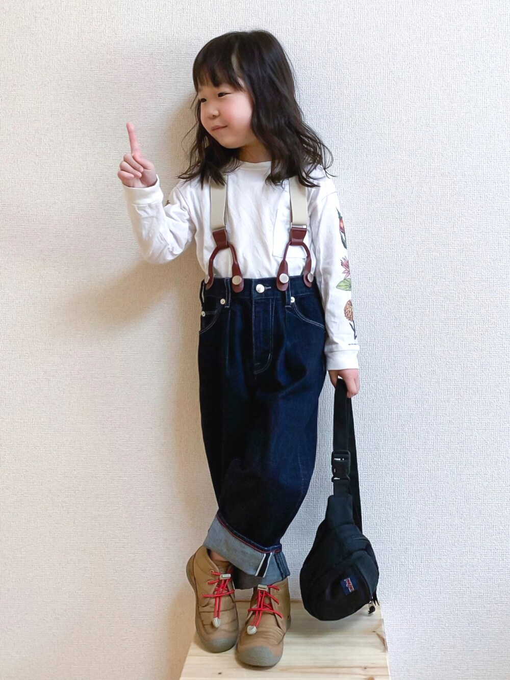 「休日スタイル、デニムパンツ、サスペンダー、ロンT、FITH、gotoHollywood、fith社、シンプルコーデ、カジュアルコーデ、タックイン、keen、キッズコーデ、白Tシャツ、セルビッチデニム、ボディバッグ」｜「GO TO HOLLYWOODのアイテム（Tシャツ/カットソー、ホワイト系）」を使った、☺︎May☺︎さん（キッズ・100cm）の冬コーディネートの1枚目の写真