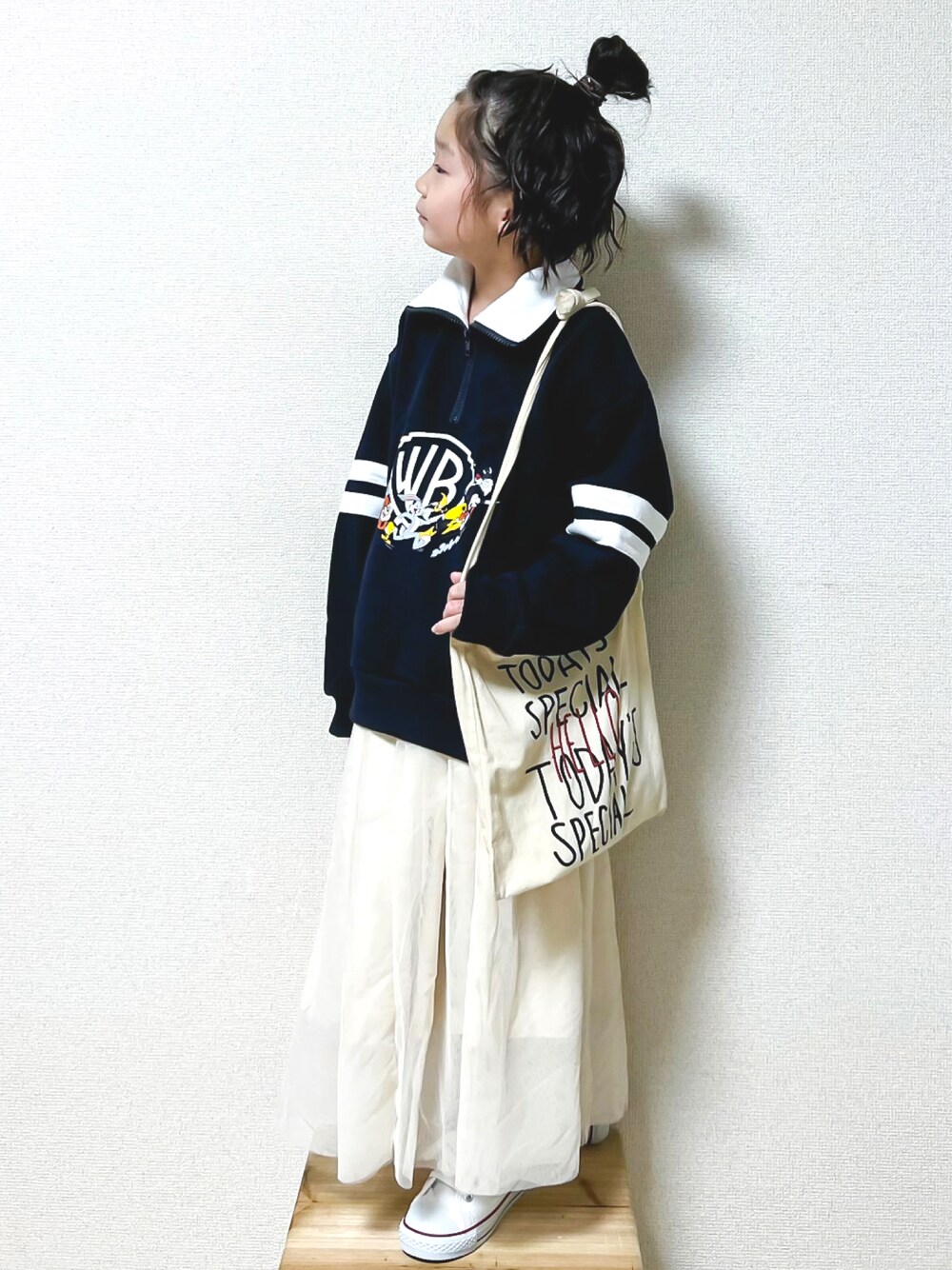 「秋服まるっと大公開、秋服準備はじめました、秋コーデ、ロングスカート、スポーツミックス、お出かけコーデ、シンプルコーデ、スウェット、休日スタイル、チュール、ショルダーバッグ、ローリーズファーム(LOWRYS FARM)、lowrysfarmkids、スニーカー、ハーフジップ」｜「TODAY'S SPECIALのアイテム（トートバッグ、ホワイト系）」を使った、☺︎May☺︎さん（キッズ・110cm）の秋コーディネートの1枚目の写真