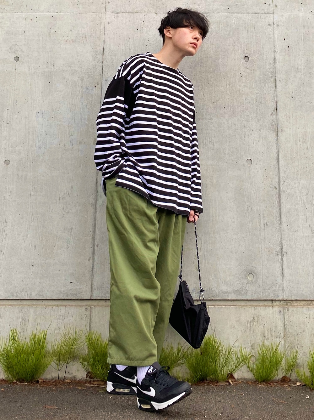 その他のTシャツ/カットソー、グリーン系のその他パンツ、ブラック系のショルダーバッグを着用したメンズの春コーディネートの1枚目の写真