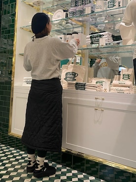 「SUBU（スブ）のアイテム（スリッポン）」を使った、ハシダ トモナさん（レディース・165cm）の冬コーディネート