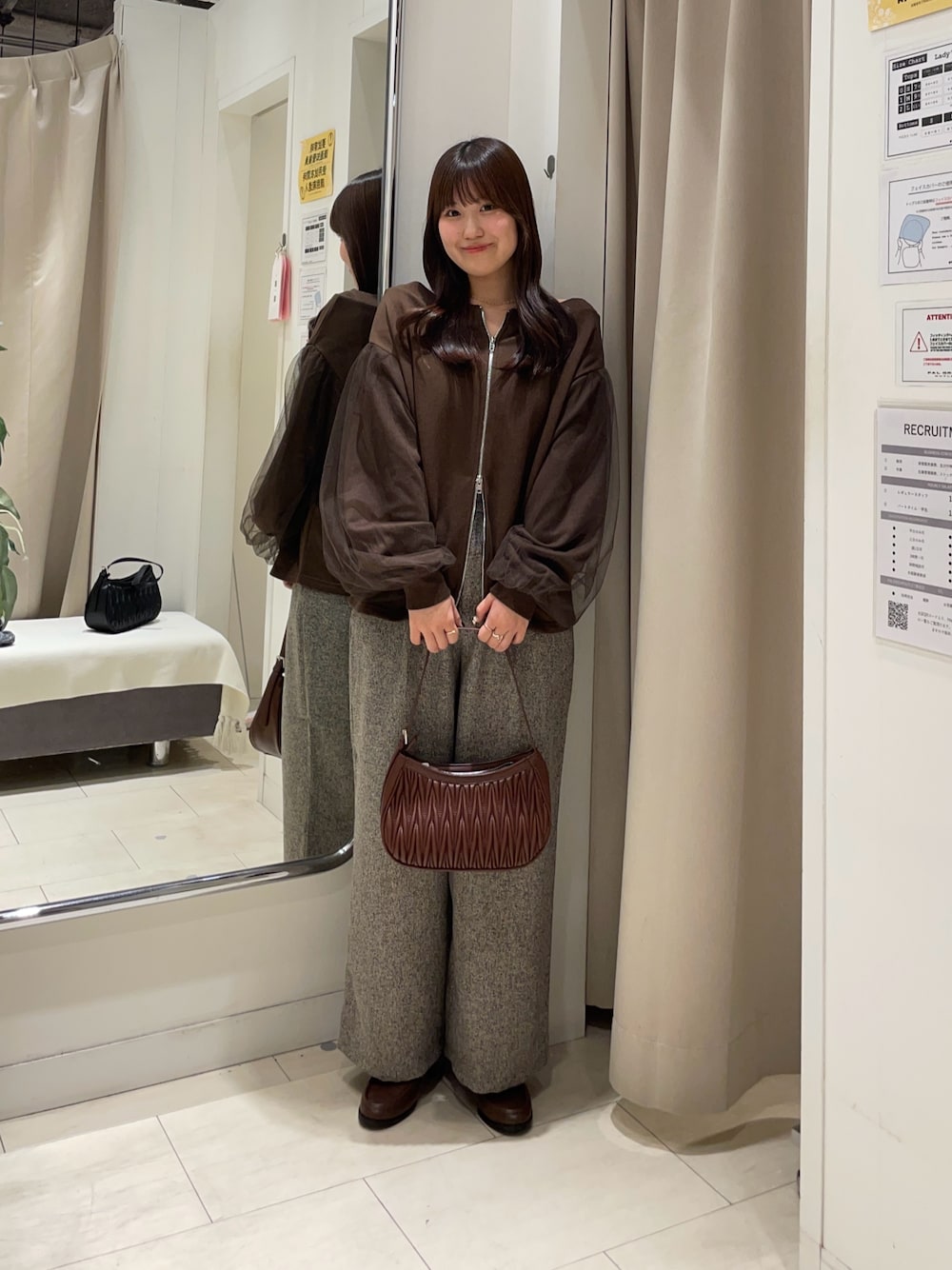 ブラウン系のTシャツ/カットソー、ブラウン系のその他パンツを着用したレディースの秋コーディネートの1枚目の写真