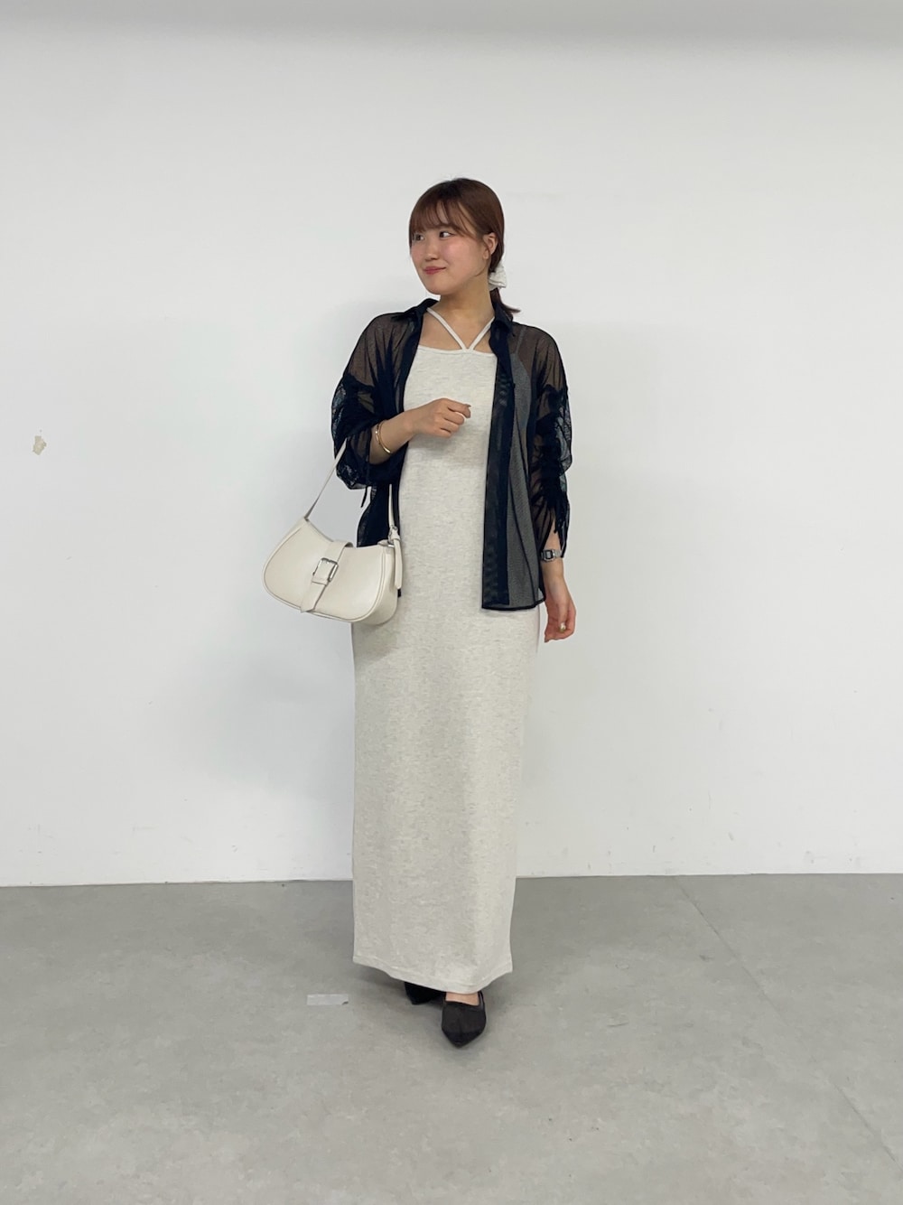 グレー系のワンピース、ブラック系のシャツ/ブラウス、ブラック系のサンダルを着用したレディースの夏コーディネートの1枚目の写真