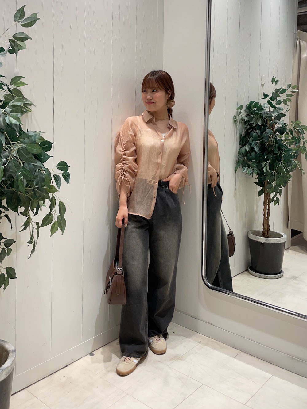 ベージュ系のシャツ/ブラウス、ブラック系のその他パンツ、ブラウン系のボストンバッグを着用したレディースの夏コーディネートの1枚目の写真