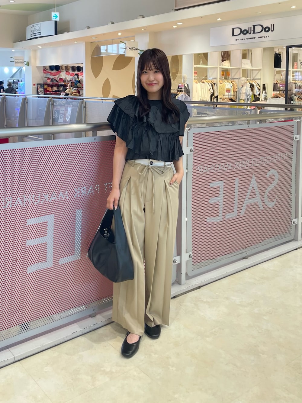 ブラック系のシャツ/ブラウス、ベージュ系のその他パンツ、ブラック系のボストンバッグを着用したレディースの夏コーディネートの1枚目の写真