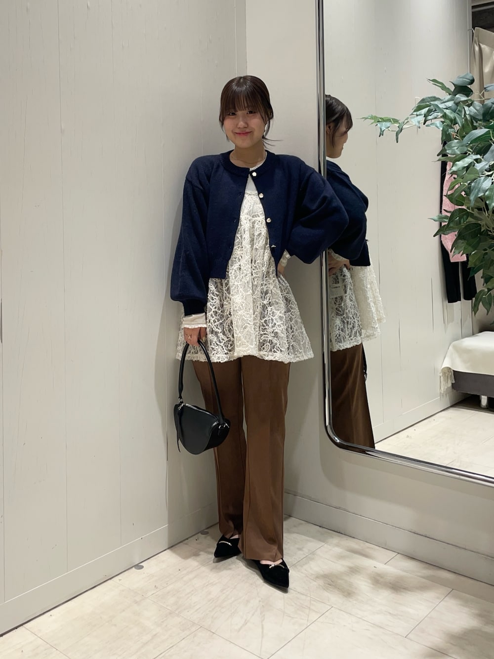 ブルー系のカーディガン/ボレロ、ホワイト系のチュニック、ブラウン系のその他パンツを着用したレディースの冬コーディネートの1枚目の写真