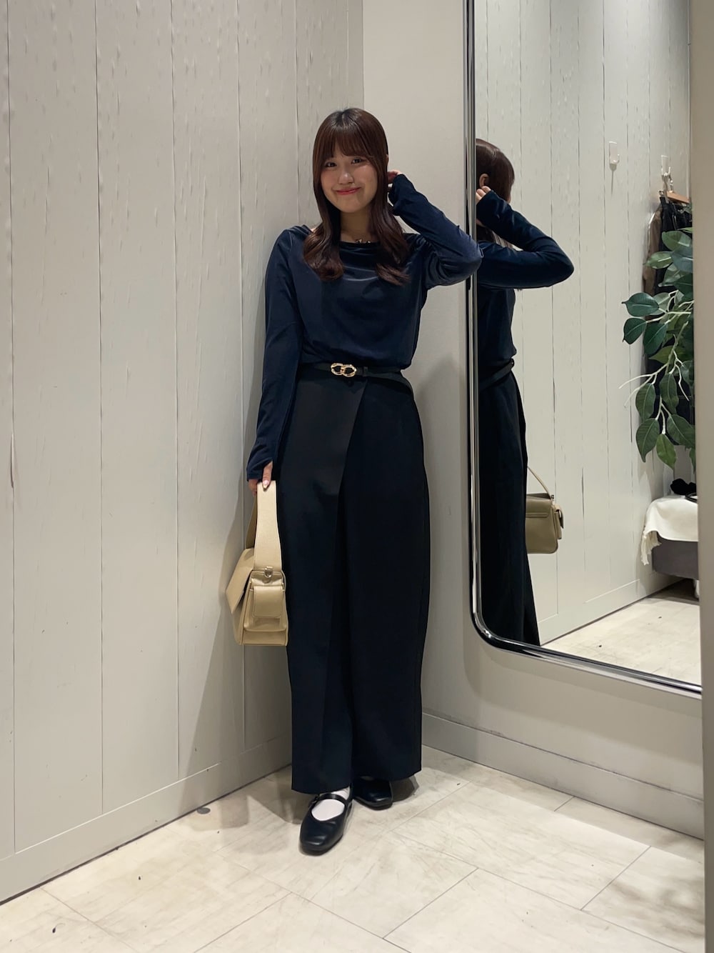 ブルー系のTシャツ/カットソー、ブラック系のスカート、ベージュ系のボストンバッグを着用したレディースの秋コーディネートの1枚目の写真