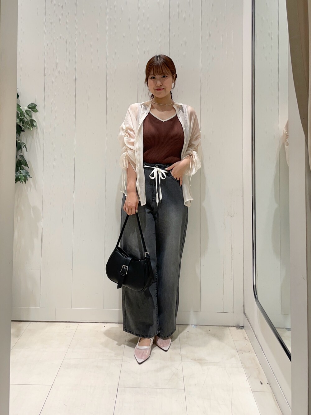 ホワイト系のシャツ/ブラウス、ブラック系のその他パンツ、ブラック系のボストンバッグを着用したレディースの夏コーディネートの1枚目の写真