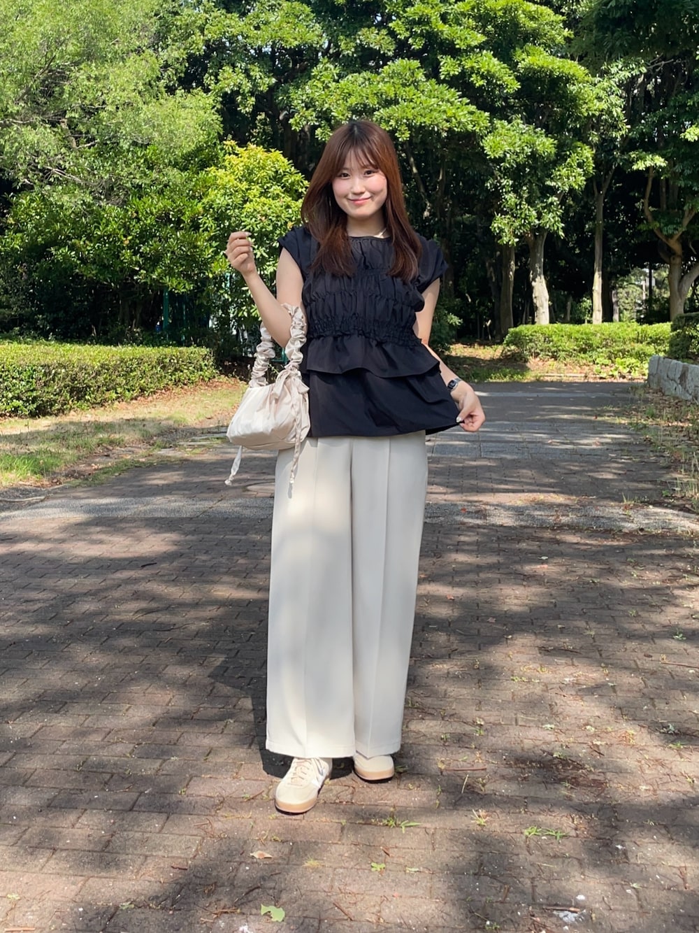 ブラック系のシャツ/ブラウス、ホワイト系のその他パンツ、ホワイト系のトートバッグを着用したレディースの夏コーディネートの1枚目の写真