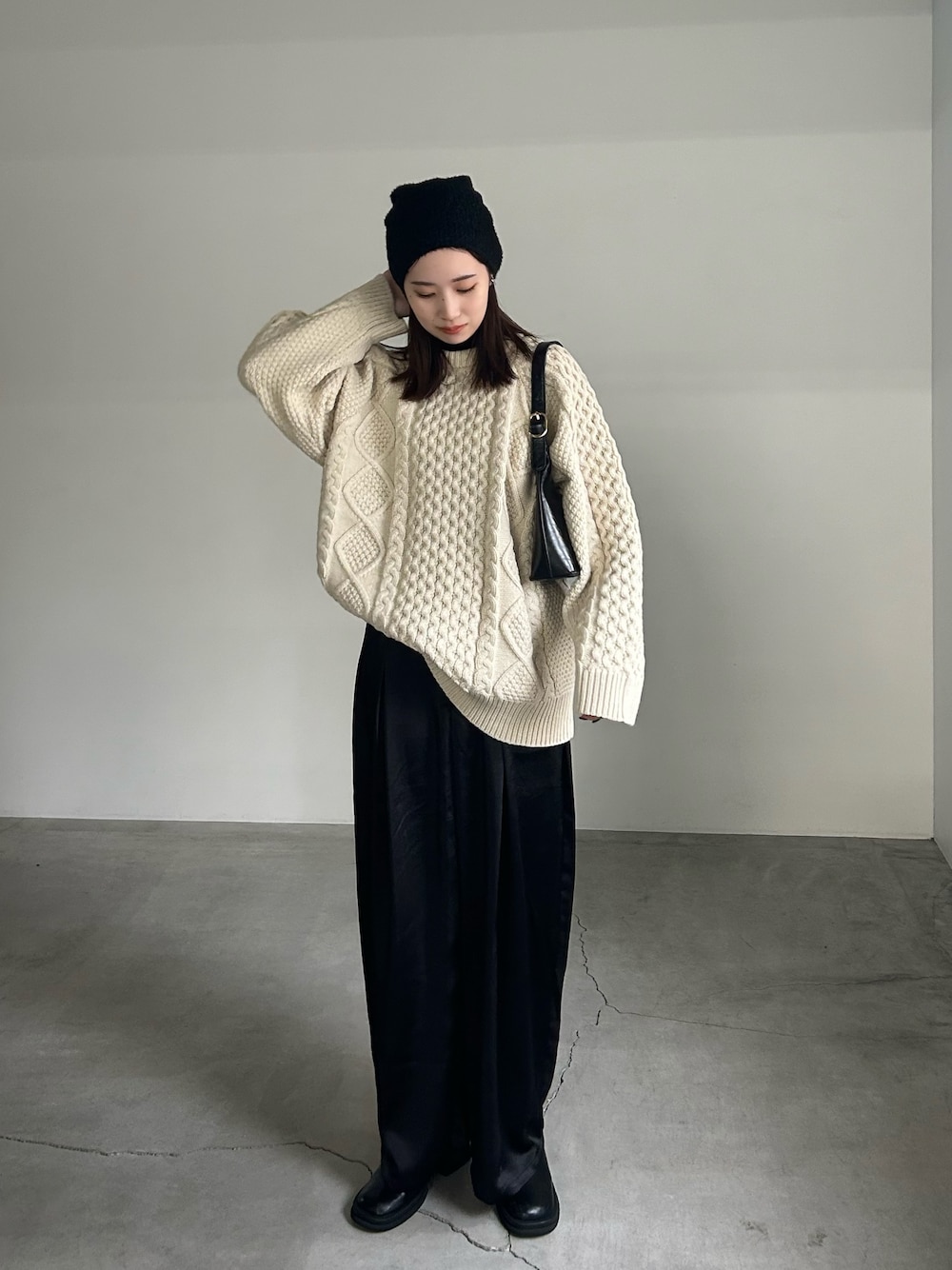 「レイヤードスタイル、秋コーデ、秋冬コーデ、ニット、ケーブルニット、ニット帽、ビーニー、サテンパンツ、モノトーン、モノトーンコーデ、高身長女子、高身長コーデ」｜「select MOCAのサテンディープタックワイドパンツ（スラックス、ブラック系）」を使った、yumaさん（レディース・167cm）の秋コーディネートの1枚目の写真