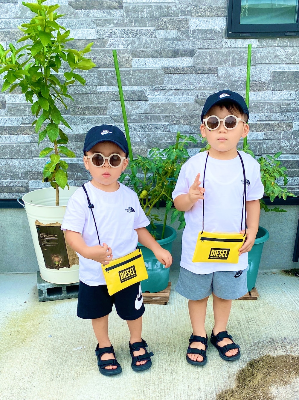 「シンプル、男の子コーデ、男の子ファッション、年子コーデ、年子兄弟、Tシャツ、Tシャツコーデ、白ティー、サンダルコーデ、ノベルティー、イエローバッグ」｜「NEW BALANCEのアイテム（サンダル、ブラック系）」を使った、rs2a1219さん（キッズ・110cm）の夏コーディネートの1枚目の写真
