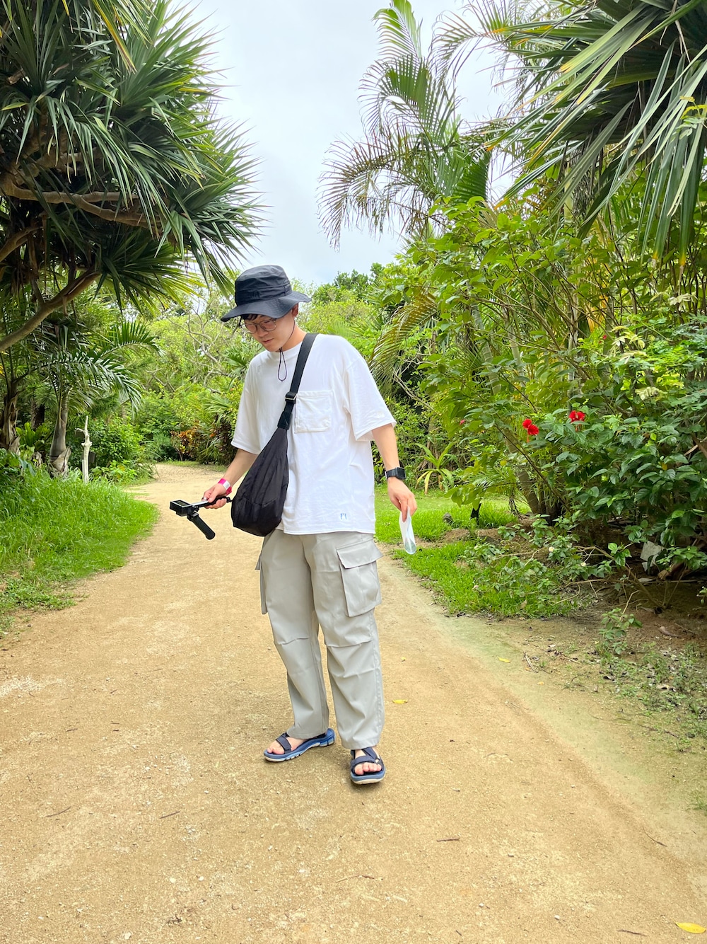 「西表島、石垣島、由布島、GOOPiMADE、HELLY HANSEN、THE NORTH FACE、TOM FORD、沖縄」｜「SHEENのアイテム（パンツ、グレー系）」を使った、r11a4dさん（メンズ・173cm）の夏コーディネートの1枚目の写真